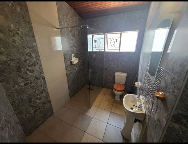 5 BEDROOM HOUSE FOR SALE IN SINOVILLE
